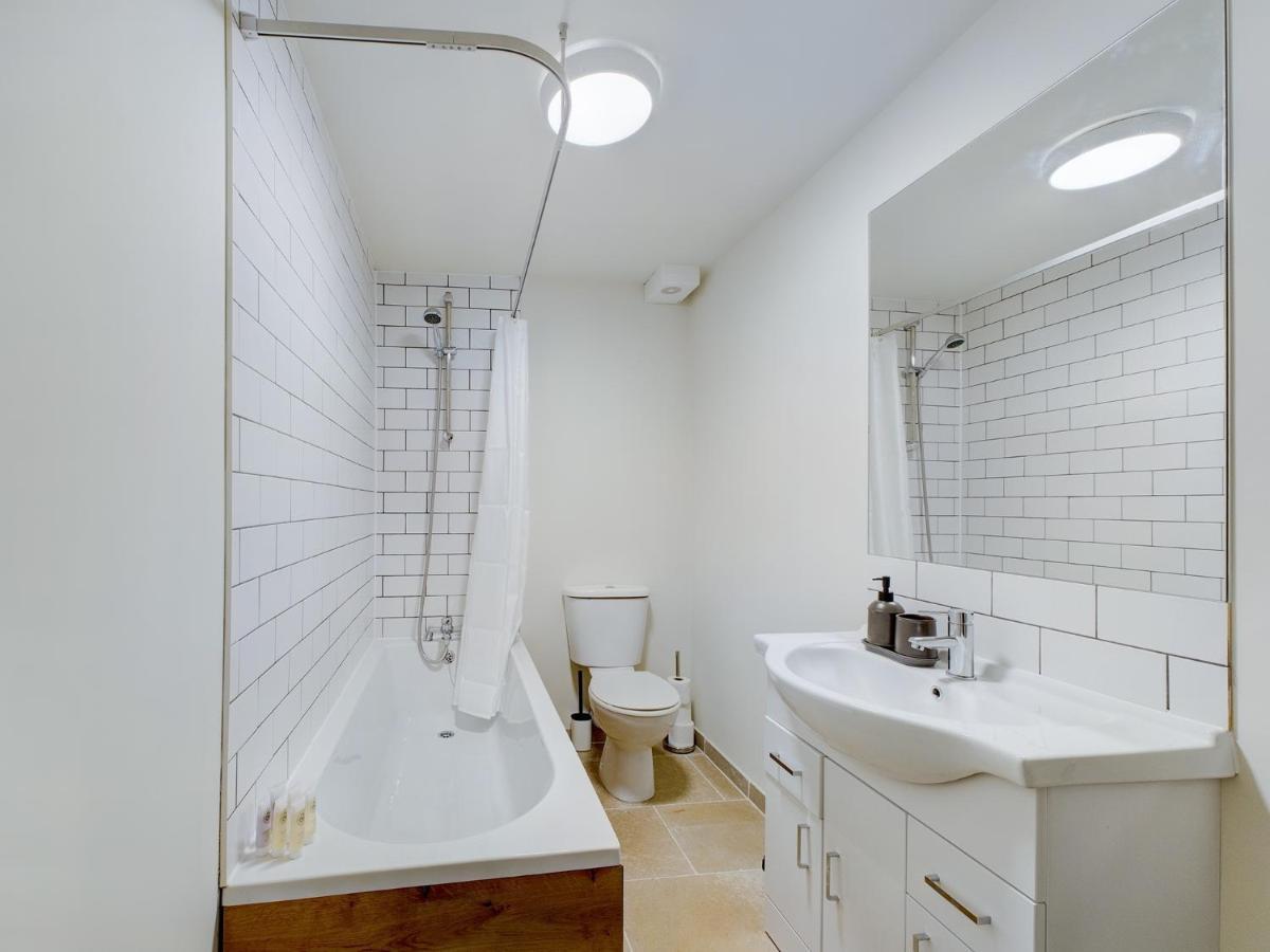 Duplex Redhill Town Centre Apt By Livingo Stays Екстериор снимка