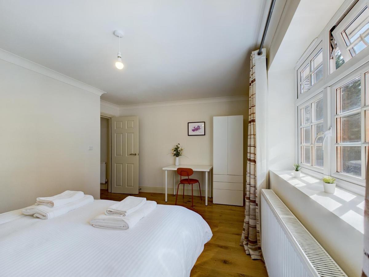 Duplex Redhill Town Centre Apt By Livingo Stays Екстериор снимка