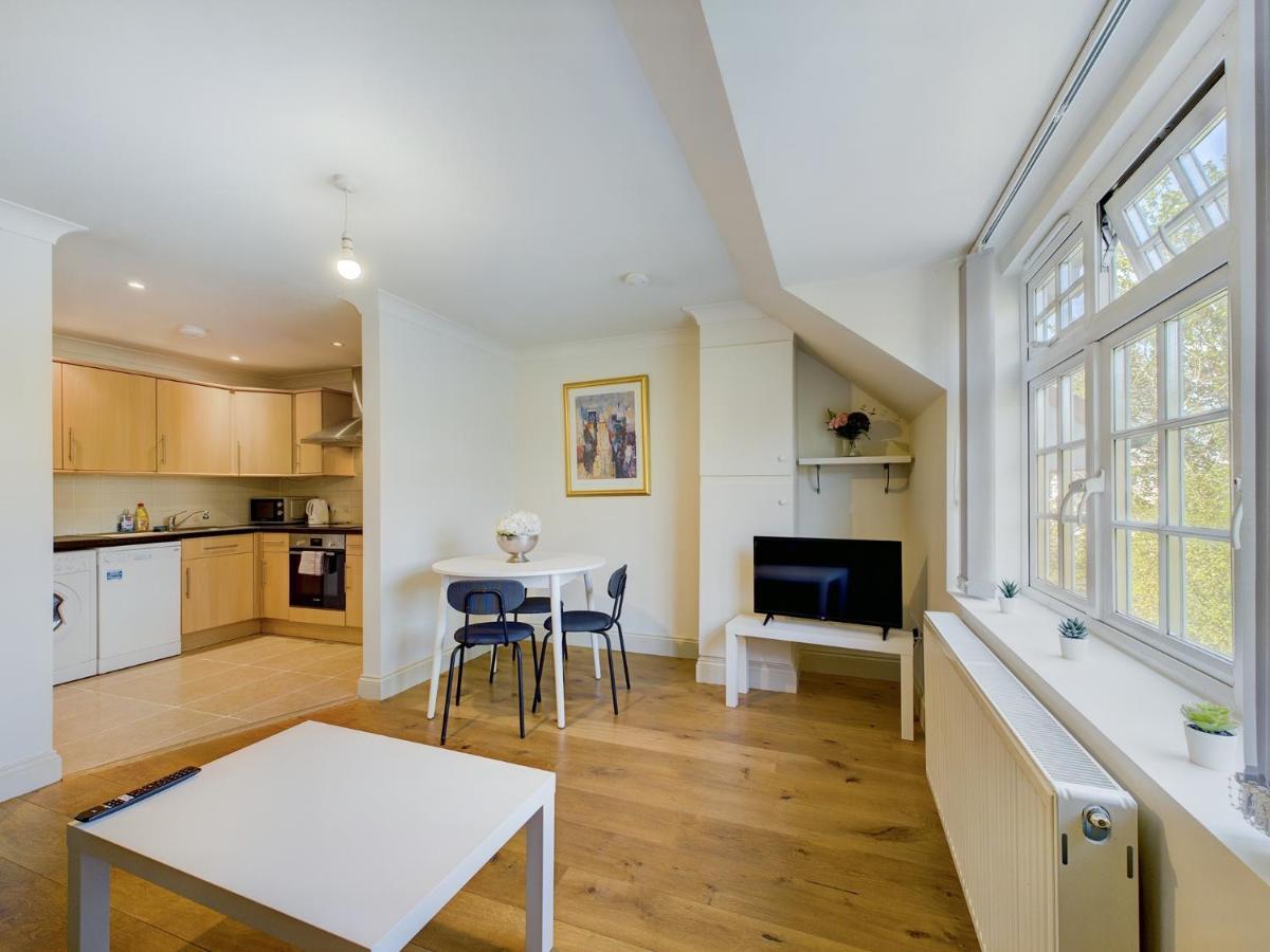 Duplex Redhill Town Centre Apt By Livingo Stays Екстериор снимка