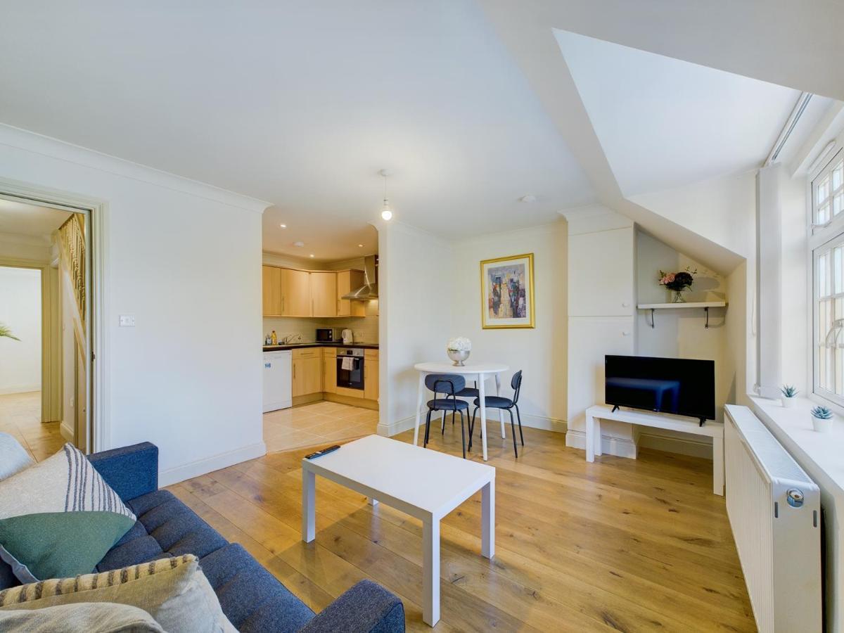 Duplex Redhill Town Centre Apt By Livingo Stays Екстериор снимка